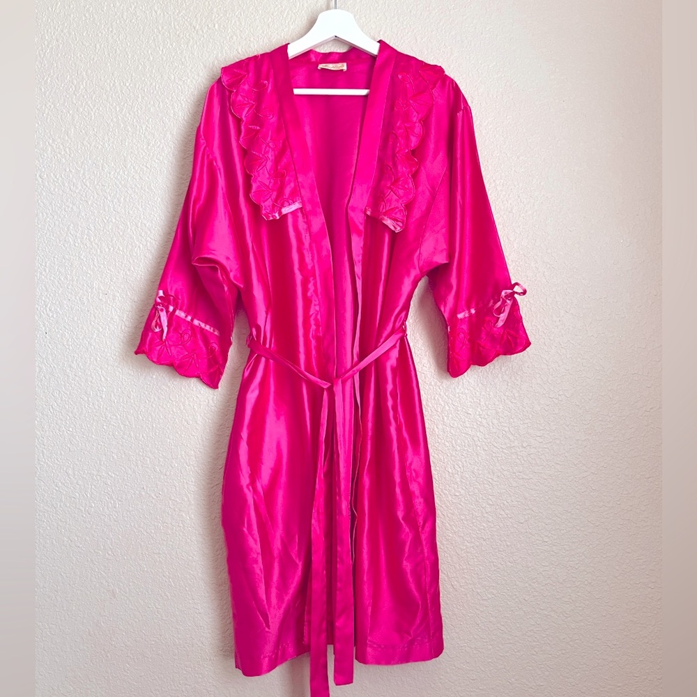 Barbizon vintage silky robe Embroidered Lace detail pink size small